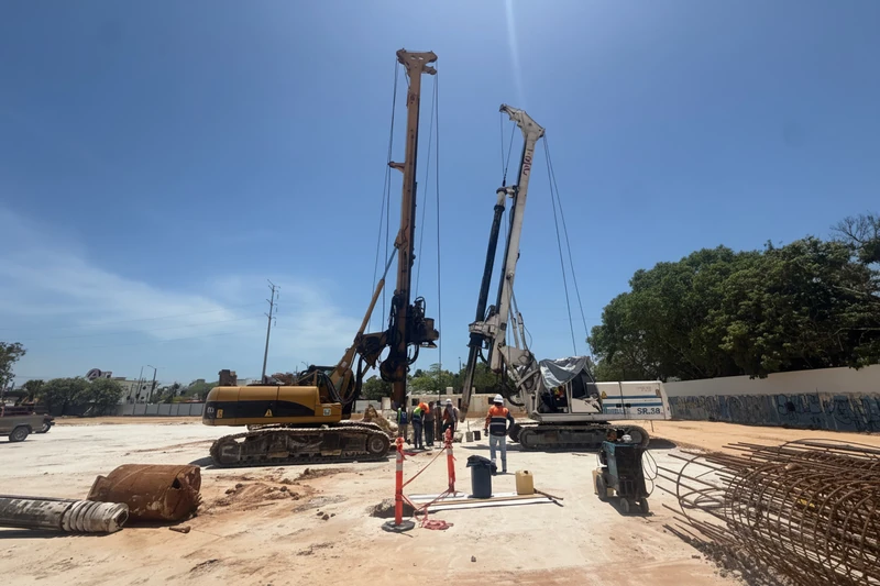 Perforadoras y personal trabajando en un frente de cimentación de TREC